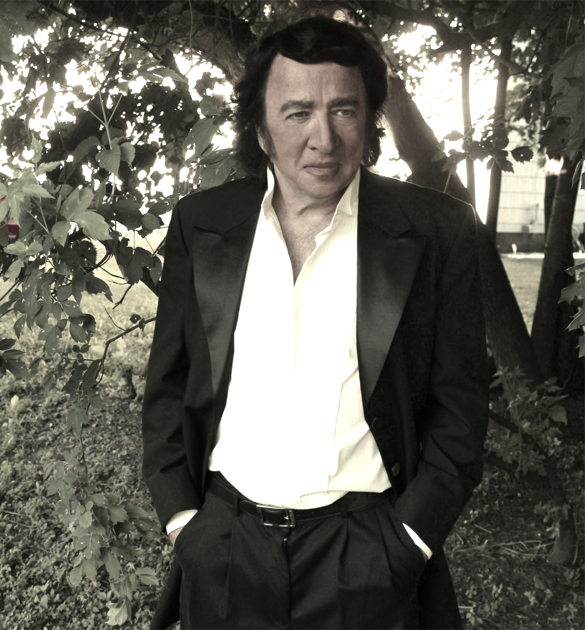 Tom Sadge as Engerbert Humperdinck impersonator.