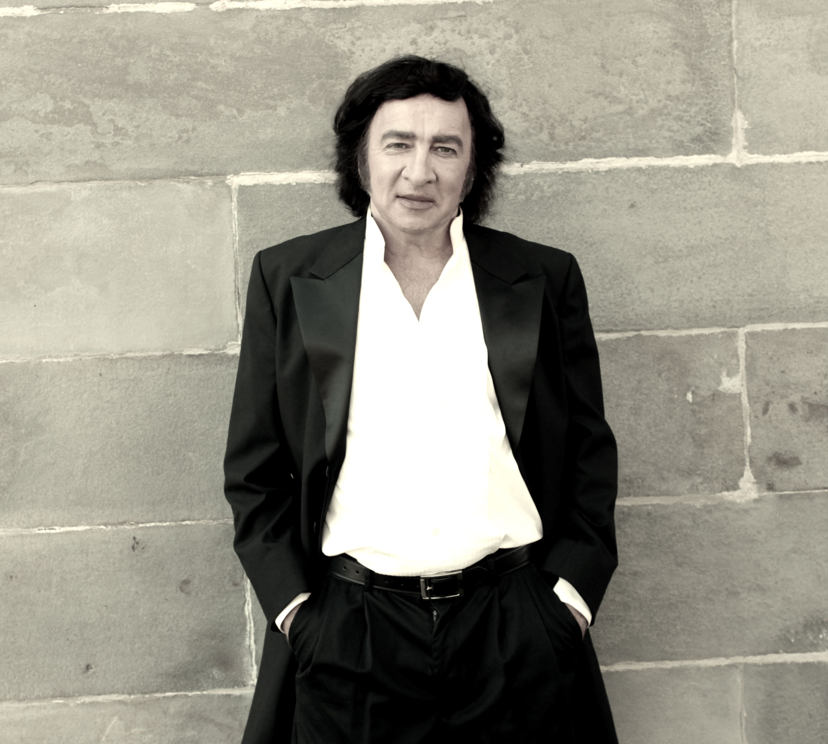 Photo of Engelbert Humperdinck impersonator, black and white.