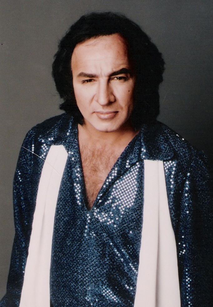 Tom Sadge in Jazz Singer Neil Diamond blue shirt